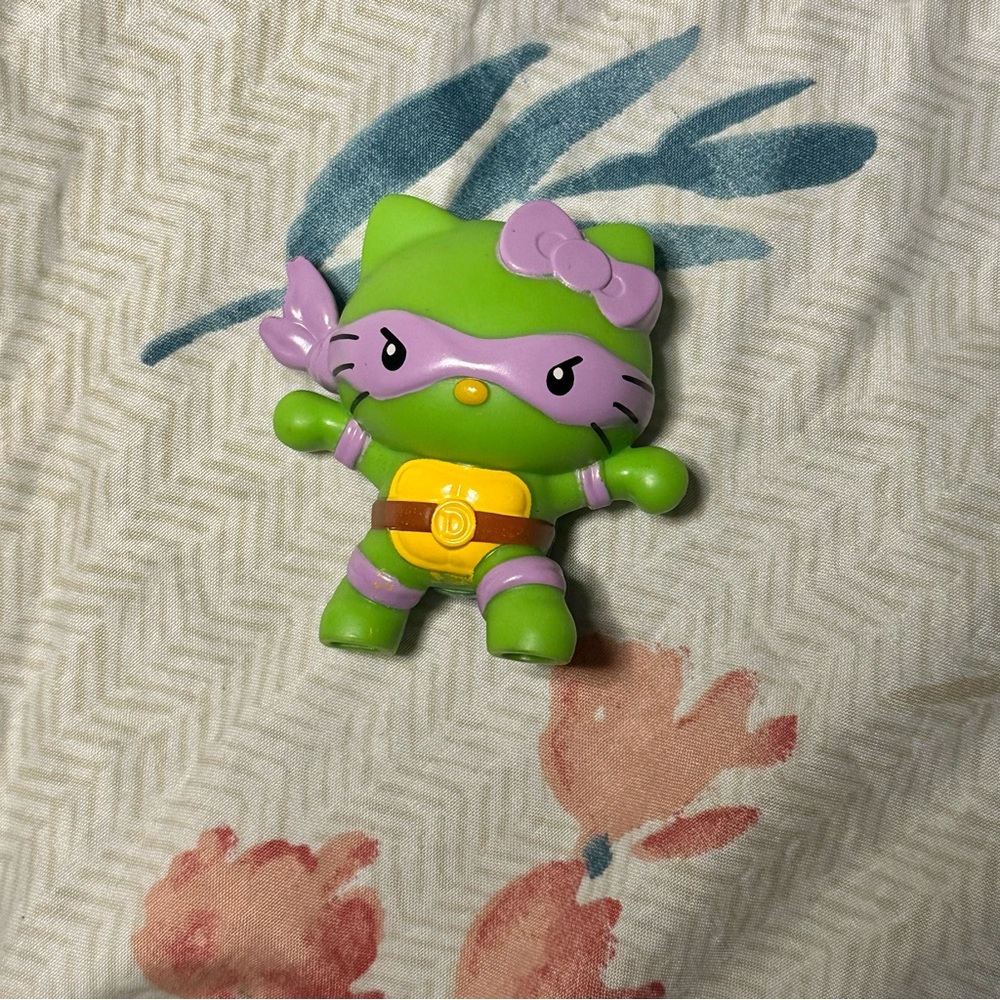 Hello Kitty x Ninja Turtles figure